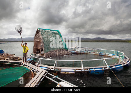 Philippinen, Palawan, Puerto Princessa, Fischzucht Mitarbeiter Roberto Cabate in der Gegend Santa Lucia Stockfoto