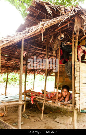 Philippinen, Palawan, Barangay region, junge Batak Frau ruht in Ihrem Haus in Kalakwasan Dorf Stockfoto