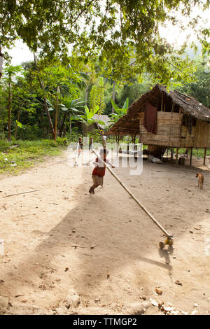 Philippinen, Palawan, Barangay region, Batak Kinder spielen mit ihrer Hand Spielzeug in Kalakwasan Dorf Stockfoto