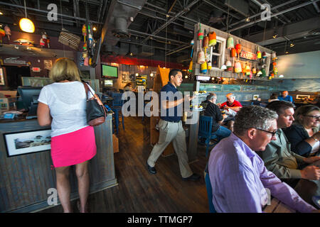 UNITED STATES - Juli 18, 2016: Zeit bei Ford's Fish Shack in Ashburn Mittagessen. Sie wurden von Loudoun Jetzt Leser als Favorit seafood restaurant in Lo gestimmt. Stockfoto