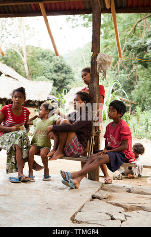 Philippinen, Palawan, Barangay Region, eine Batak-familie Familie vor ihrem Haus in Kalakwasan Dorf sitzt Stockfoto