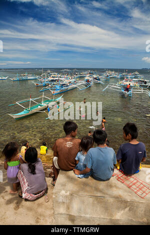 Philippinen, Palawan, Sabang, Boote in Sabang Menschen zu sese finden Sie in der U-Bahn Fluss Stockfoto