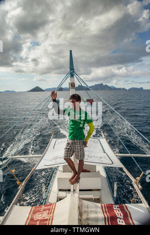 Philippinen, Palawan El Nido Lagen Island, Deck, hand Eric sehen Sie sich auf einer Reise von Lagen der Insel in der Bucht von Miniloc Bacuit im Südchinesischen Meer hält Stockfoto