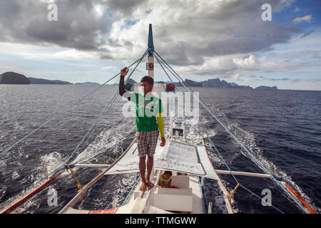 Philippinen, Palawan El Nido Lagen Island, Deck, hand Eric sehen Sie sich auf einer Reise von Lagen der Insel in der Bucht von Miniloc Bacuit im Südchinesischen Meer hält Stockfoto