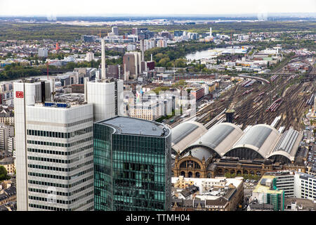 Hauptbahnhof Frankfurt am Main, hinter die Mainova AG KWK-West, Kohle und Erdgas Power Station, in Nordend, dahinter Niederrad d Stockfoto