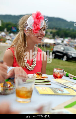 USA, Tennessee, Nashville, Irokesen Steeplechase, Freunde genießen Sie eine Mahlzeit und jeder des anderen Firma Stockfoto