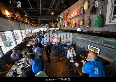 UNITED STATES - Juli 18, 2016: Zeit bei Ford's Fish Shack in Ashburn Mittagessen. Sie wurden von Loudoun Jetzt Leser als Favorit seafood restaurant in Lo gestimmt. Stockfoto