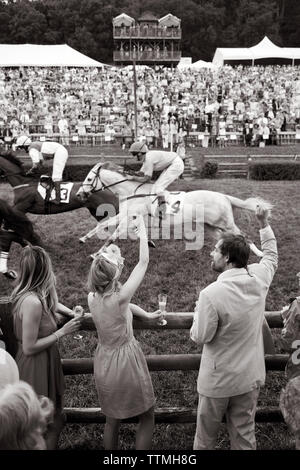 USA, Tennessee, Nashville, Irokesen Steeplechase, Zuschauer verfolgen und Beifall auf Pferde während der ersten Rennen des Tages, (B&W) Stockfoto