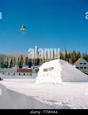 USA, Utah, Skifahrer dauert eine Lücke springen in Park City Ski Resort Stockfoto