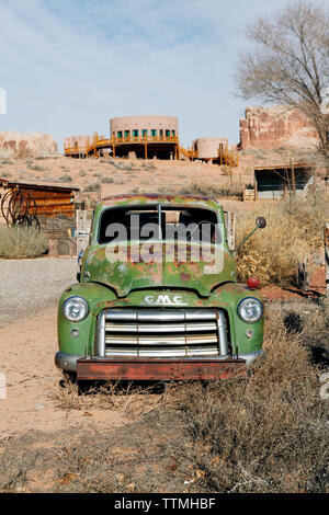 USA, Utah, Bluff, einem alten GMC Truck vor der Comb Ridge Coffee House und Cafe geparkt Stockfoto