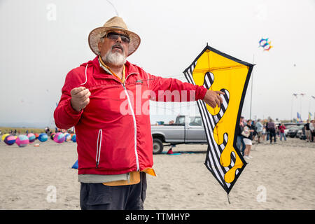 USA, Washington State, Long Beach Halbinsel, Ron Gibian mit seiner bärtigen Mann Gesicht Kite an der International Kite Festival, Ron ist Mitglied des Phoe Stockfoto