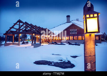 USA, Wyoming, Yellowstone National Park, Night Shot der Old Faithful Snow Lodge im Winter, Upper Geyser Basin Stockfoto