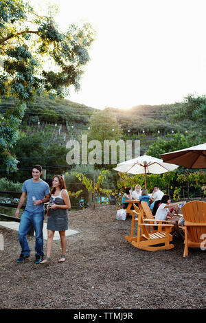 USA, California, Malibu, Menschen essen und trinken Wein in den Malibu Hills im Saddleback Ranch Stockfoto