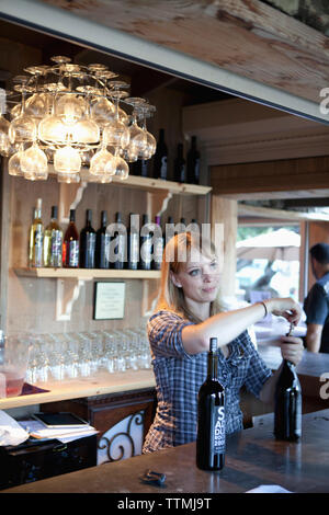 USA, California, Malibu, ein Barkeeper serviert Wein in den Malibu Hills im Saddleback Ranch Stockfoto