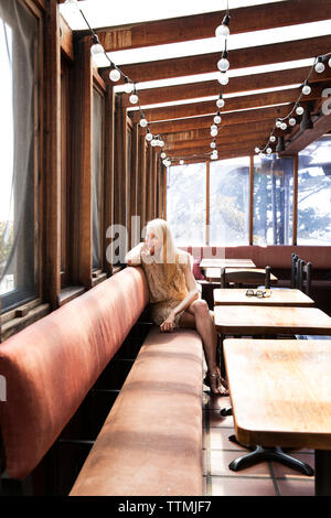 USA, Kalifornien, Big Sur, Esalen, eine Frau sitzt im Solarium in der Lodge, die Esalen Institut Stockfoto