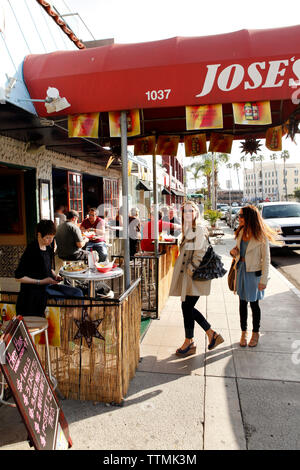 USA, Kalifornien, San Diego, zwei Frauen stop im Restaurant Jose in La Jolla zu suchen Stockfoto