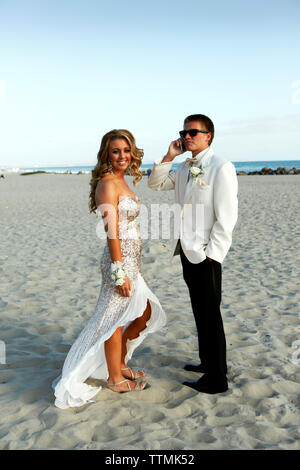 USA, Kalifornien, San Diego, Coronado Island, Abschlussball-Paar Adam Whalen und Audrey Jarvis am Strand vor dem Hotel del Coronado Stockfoto