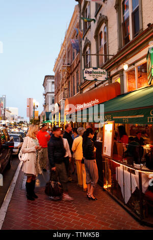 USA, Kalifornien, San Diego, eine Gruppe Menüs navigiert. entlang der Straßen der Gaslamp Quarter, einem Stadtteil von San Diego Stockfoto