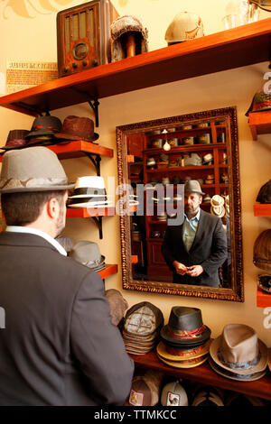USA, Kalifornien, San Francisco, die versuchen, auf Hüte bei Goorin Brothers Hut Shop in North Beach. Stockfoto