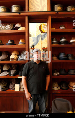 USA, Kalifornien, San Francisco, die versuchen, auf Hüte bei Goorin Brothers Hut Shop in North Beach. Stockfoto