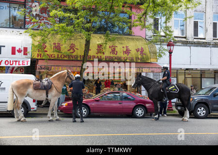 Kanada, Vancouver, British Columbia, der Royal Canadian Mounted Police ein Mann in seinem Auto in China Town stoppen Stockfoto