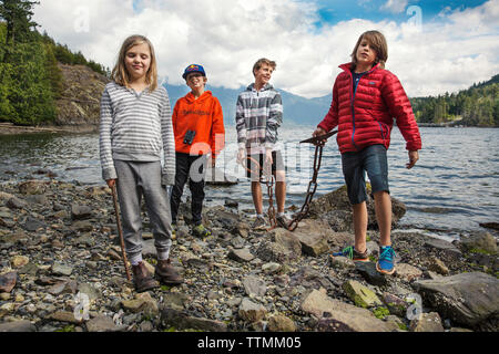 Kanada, Vancouver, British Columbia, Porträt der jungen Zicklein an Brigade Bay auf Gambier Island, in der Howe Sound mit dem Britannia in der DISTAN Stockfoto