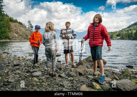 Kanada, Vancouver, British Columbia, Porträt der jungen Zicklein an Brigade Bay auf Gambier Island, in der Howe Sound mit dem Britannia in der DISTAN Stockfoto