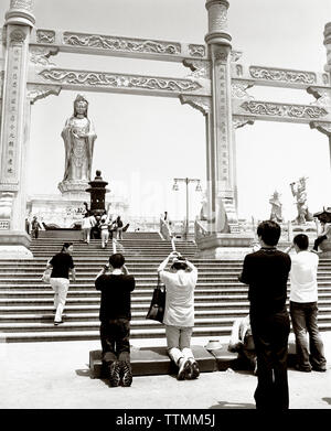 CHINA, Putou Shan, die Menschen beten auf den Stufen des Tempels an der Quanyin Putou Shan Stockfoto