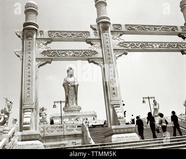 CHINA, Putou Shan, die Menschen beten auf den Stufen des Tempels an der Quanyin Putou Shan Stockfoto