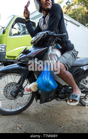 Indonesien, Flores, warten auf eine Straßensperre auf der Transflores Highway auf dem Weg nach Momare Stockfoto