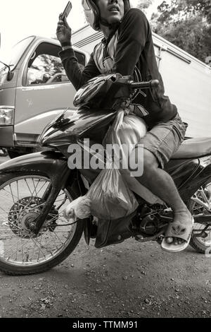 Indonesien, Flores, warten auf eine Straßensperre auf der Transflores Highway auf dem Weg nach Momare Stockfoto