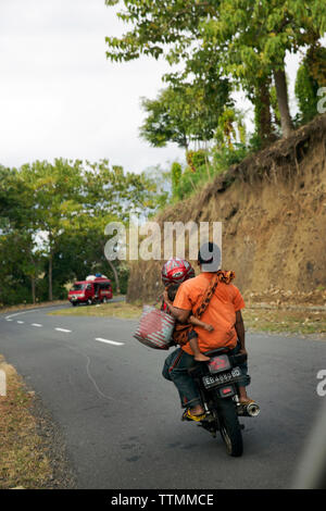 Indonesien, Flores, eine Familie fährt auf einem Motorrad in der ngada Bezirk Stockfoto