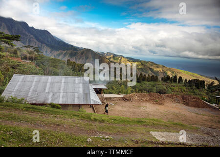 Indonesien, Flores, ein Mann vor seinem Haus in der Kajuwala Bereich mit Blick auf die ngada Bezirk Stockfoto