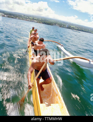 USA, Hawaii, Big Island, Hilo, ein Team von Männern Zeile ein Outrigger Kanu in Hilo Bay Stockfoto