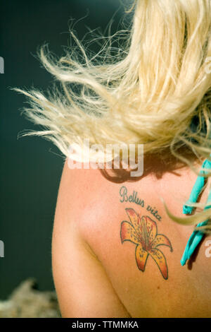 USA, Hawaii, Oahu, Rückansicht der Frau mit einer Blume Tattoo auf ihrem Rücken Stockfoto