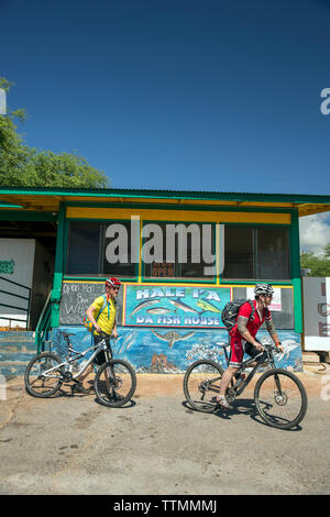 USA, Hawaii, Big Island, Mountainbiker gönnen Sie sich eine Pause und essen Sie zu Mittag im da Fish House Mittagessen Wagen in Kawaihae Stockfoto
