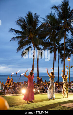 USA, Oahu, Hawaii, Hula Tänzer für Touristen am Strand von Waikiki in Honolulu. Stockfoto