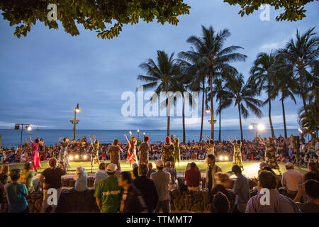 USA, Oahu, Hawaii, Hula Tänzer für Touristen am Strand von Waikiki in Honolulu. Stockfoto