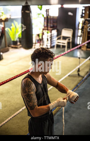 USA, Oahu, Hawaii, einem aufstrebenden Boxer seine Hände bereitet sich auf einen sparring Match in einer Turnhalle in Honolulu. Stockfoto
