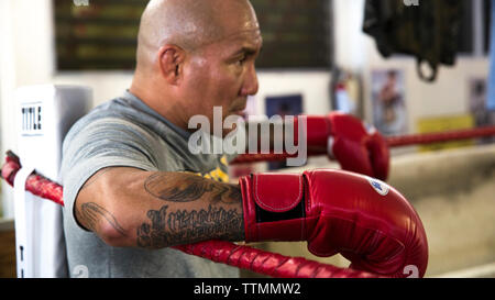 USA, Oahu, Hawaii, ein Fitnessstudio Inhaber nimmt einen Rest während Boxtraining in Honolulu. Stockfoto