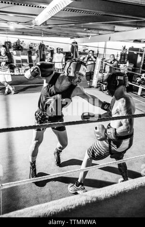 USA, Oahu, Hawaii, MMA Mixed Martial Arts Ultimate Fighter Lowen Tynanes Züge und spieren an seiner Turnhalle in Honolulu, B&W Stockfoto