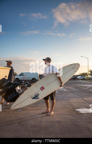 USA, Hawaii, Maui, Backen, Surfer prepping ihre Bretter und laden Sie das Boot, bevor Sie surfen Peahi auf dem Northshore Stockfoto