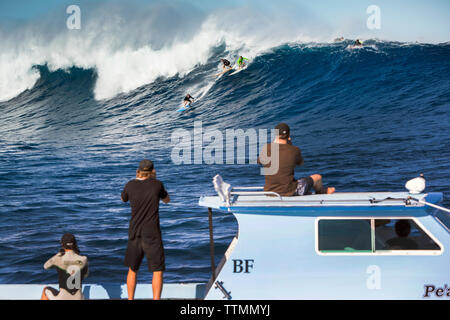 USA, Hawaii, Maui, Backen, Big Wave Surfer, die auf einer Welle an Peahi auf dem Northshore Stockfoto