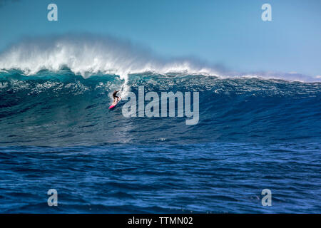 USA, Hawaii, Maui, Backen, Big Wave Surfer, die auf einer Welle an Peahi auf dem Northshore Stockfoto