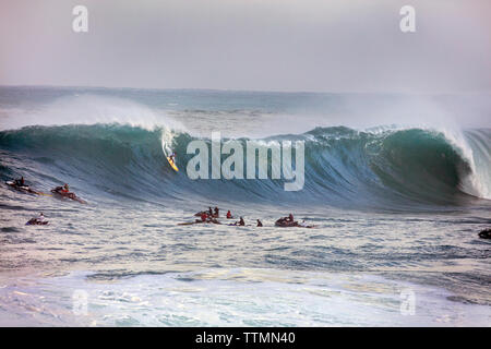 HAWAII, Oahu, North Shore, Eddie Aikau, 2016, Surfer in der Eddie Aikau 2016 Big Wave surfen Wettbewerb konkurrieren, Waimea Bay Stockfoto