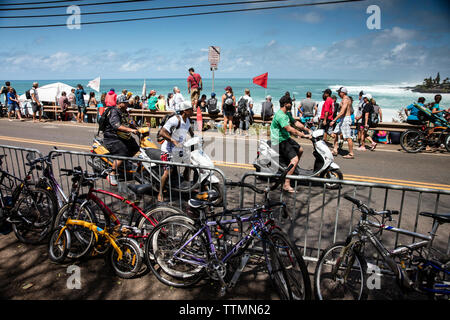 HAWAII, Oahu, North Shore, Eddie Aikau, 2016, Zuschauer, den Eddie Aikau Big Wave surfen 2016 Wettbewerb, Waimea Bay Stockfoto