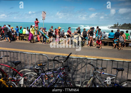 HAWAII, Oahu, North Shore, Eddie Aikau, 2016, Zuschauer, den Eddie Aikau Big Wave surfen 2016 Wettbewerb, Waimea Bay Stockfoto
