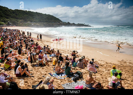 HAWAII, Oahu, North Shore, Eddie Aikau, 2016, Zuschauer, den Eddie Aikau Big Wave surfen 2016 Wettbewerb, Waimea Bay Stockfoto