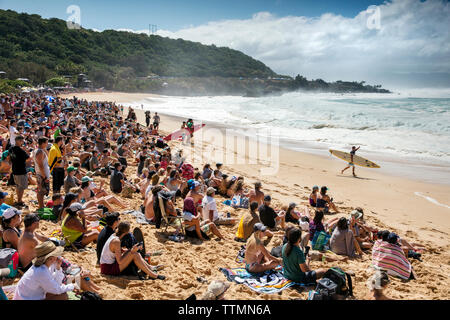 HAWAII, Oahu, North Shore, Eddie Aikau, 2016, Zuschauer, den Eddie Aikau Big Wave surfen 2016 Wettbewerb, Waimea Bay Stockfoto