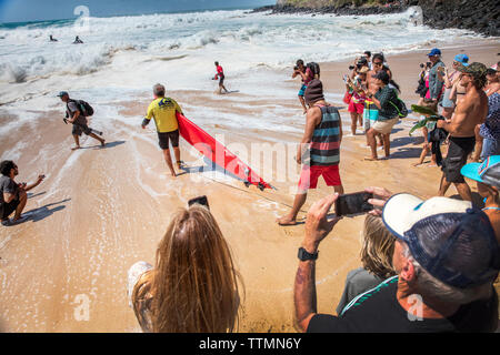 HAWAII, Oahu, North Shore, Eddie Aikau, 2016, 66 jährige Clyde Aikau, Bruder von Eddie Aikau Vorbereitung während des Eddie Aikau Big 2016 wa zu Kopf Stockfoto